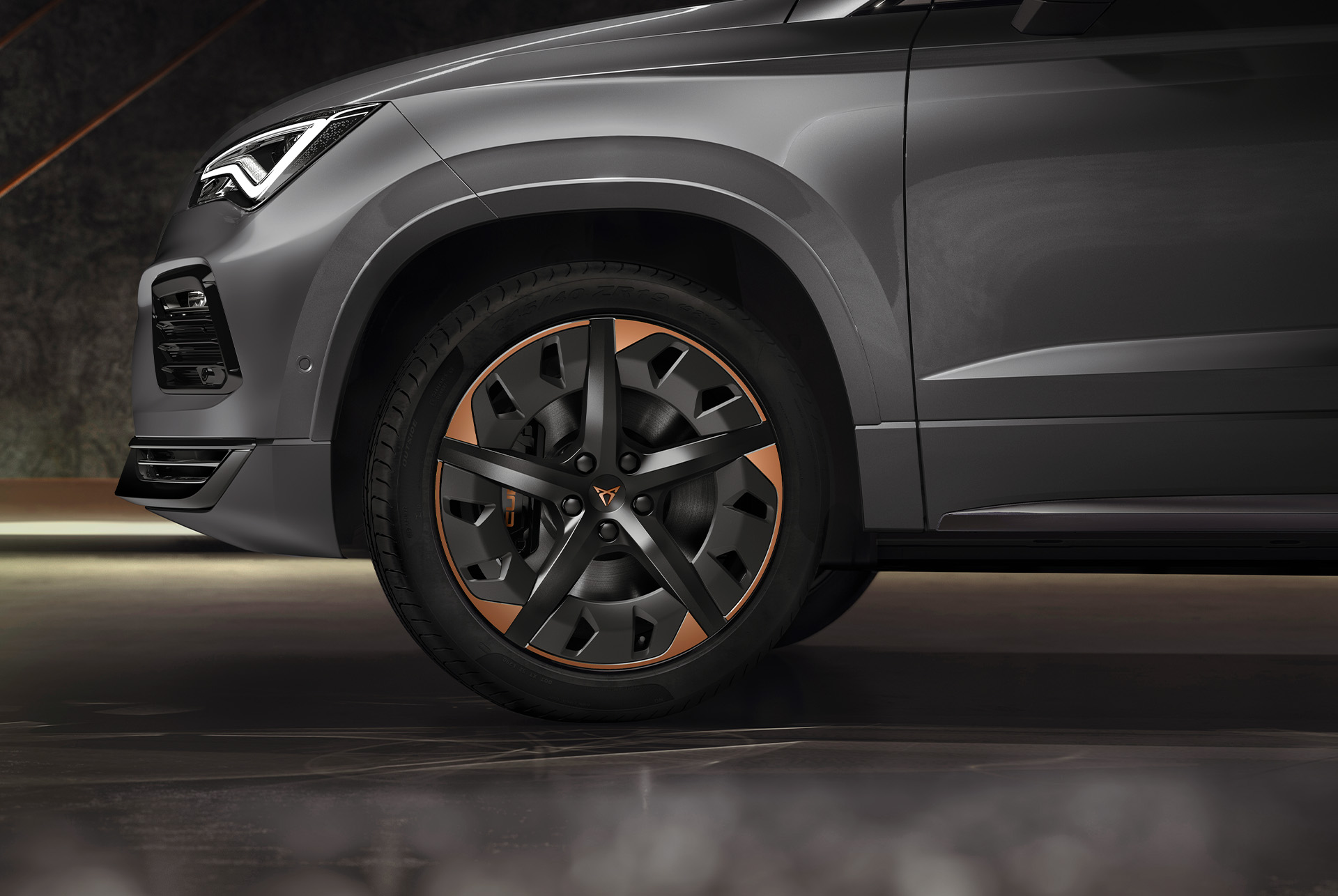 Close-up view of the 19-inch exclusive Aero sport wheels in black and copper on the CUPRA Ateca, showcasing a bold and aerodynamic design.