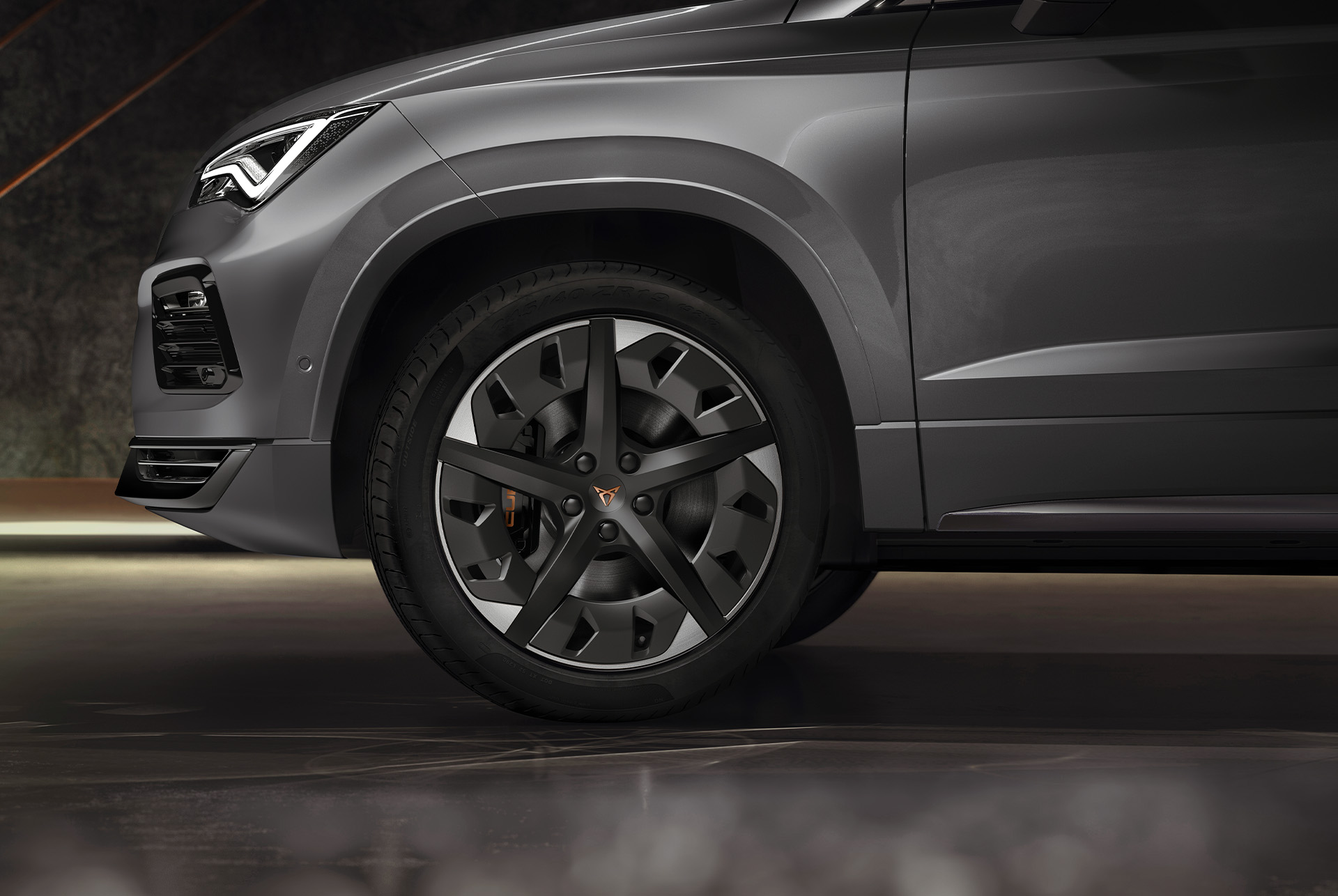 Close-up view of the 19-inch exclusive Aero sport wheels in black and silver on the CUPRA Ateca, featuring a sleek and dynamic design.