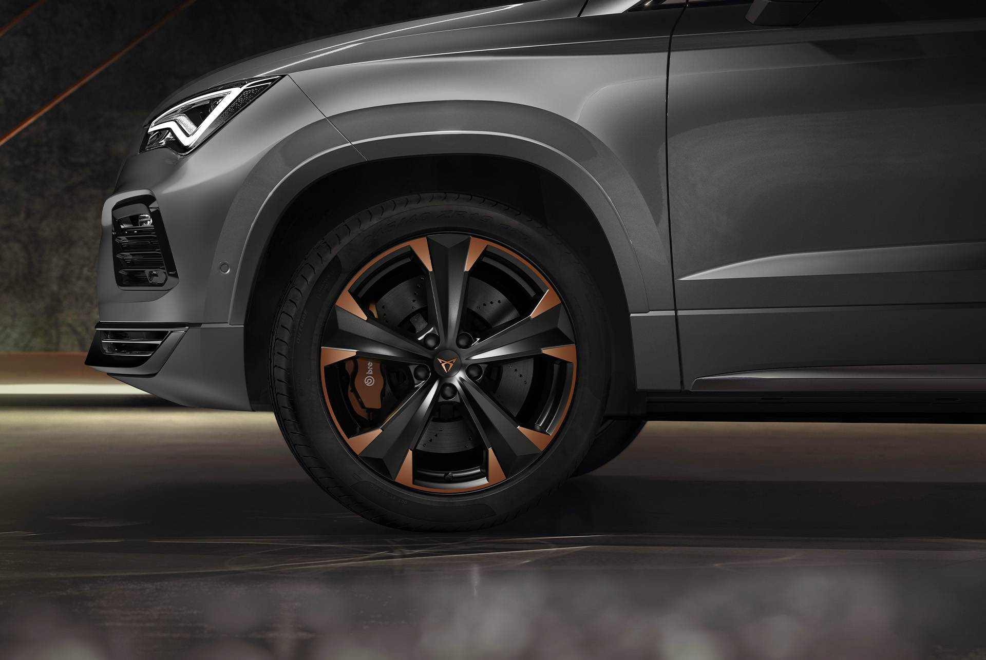 Close-up view of the 19-inch exclusive sport wheels in black and copper on the CUPRA Ateca, highlighting its strong and dynamic design. 