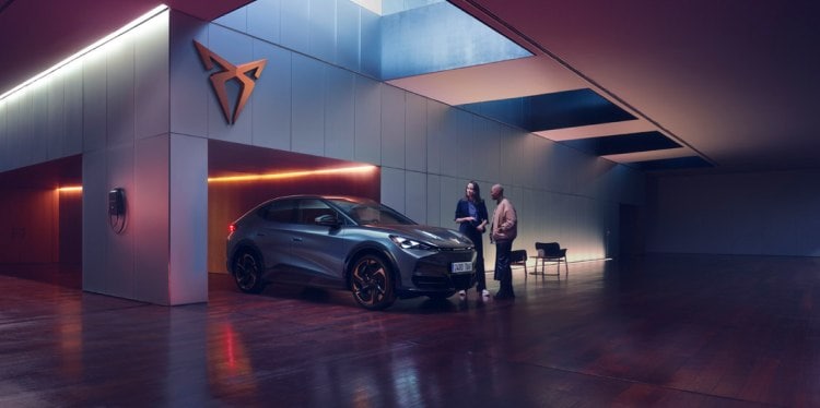 Cupra tavascan at a garage deterniming the lease duration after selecting operating lease service.