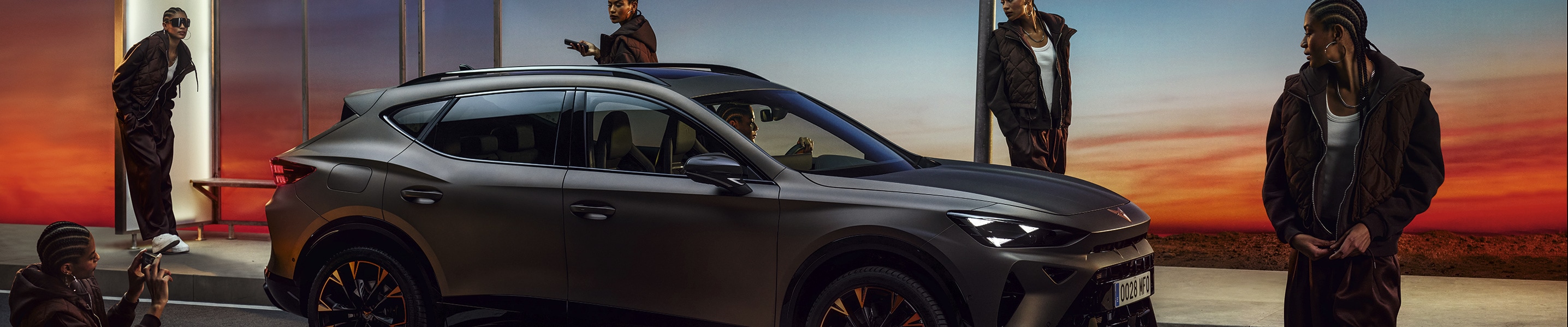 CUPRA Formentor business car in century bronze matt for fleet management teams, surrounded by a model. 